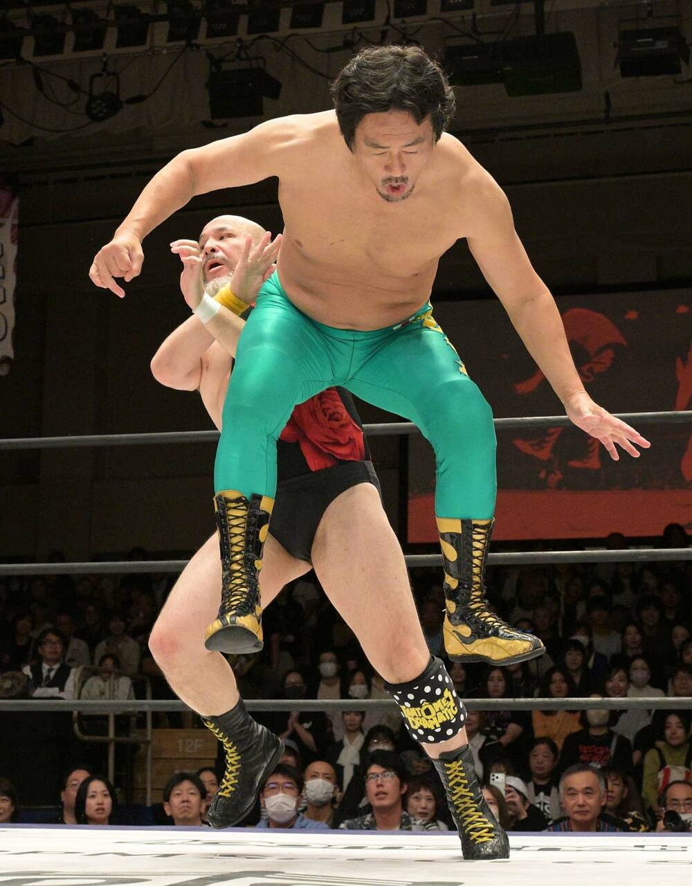 アントーニオ本多を攻める田口隆祐(手前)