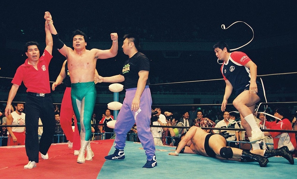 〝絶対王者〟鶴田（右）から初勝利を挙げた三沢（１９９０年６月、日本武道館）