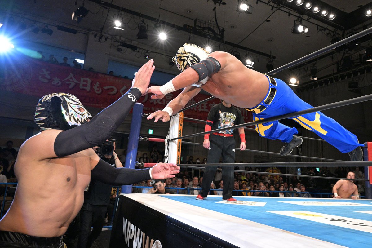 ブラック・タイガーⅣ(左)にトペ・スイシーダで飛び込むタイガーマスク