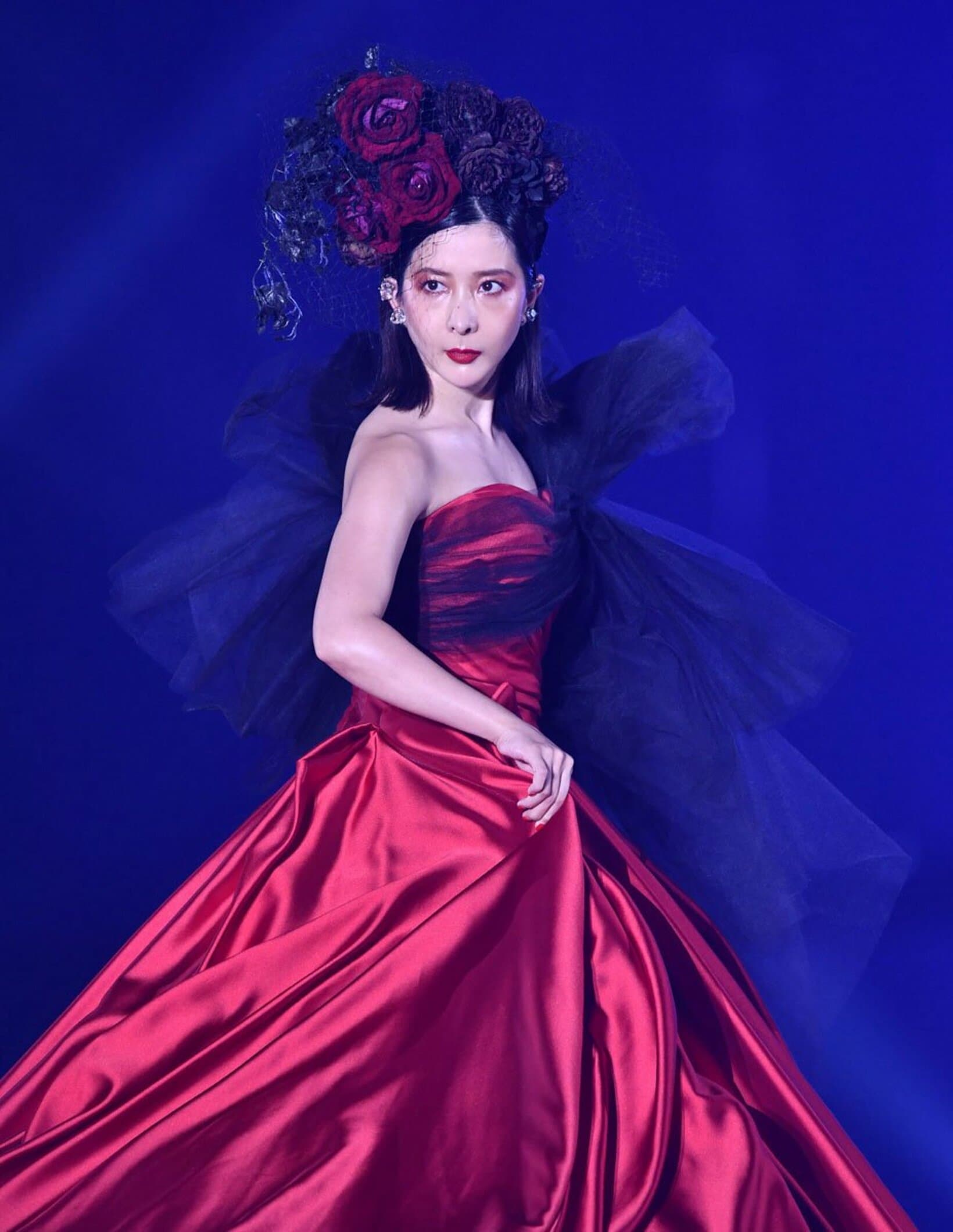 真紅のゴージャスドレス姿のエンリケ