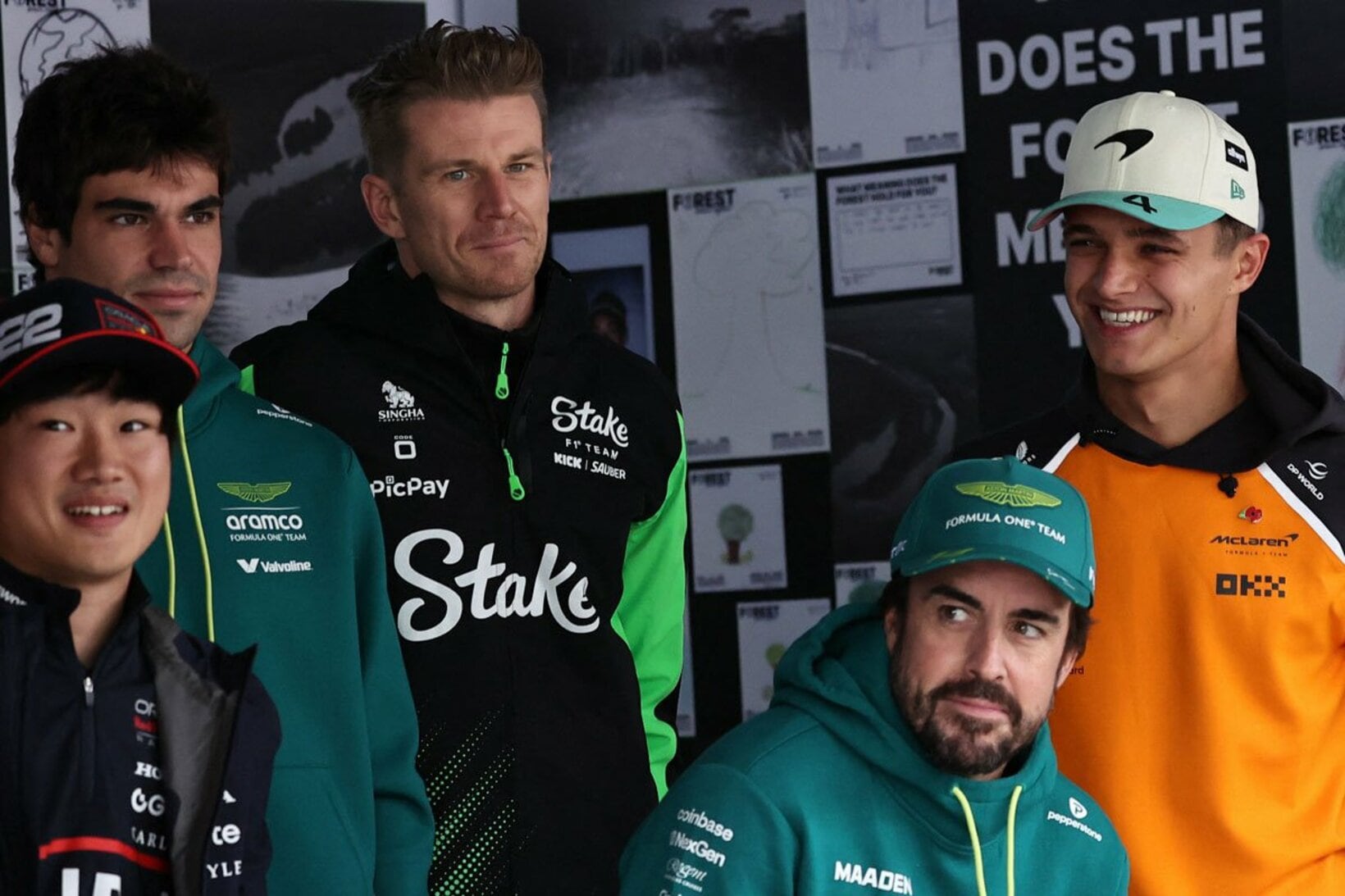 みんなと仲良く写真に収まる角田裕毅（ロイター）