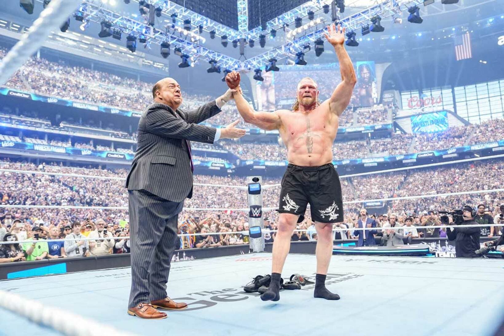 「レッスルマニア４２」でレスナー(右)は涙のポール・ヘイマンとリングに別れを告げたが…（©WWE）