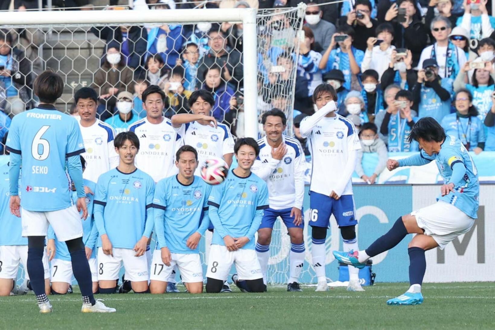 引退試合でフリーキックを蹴る中村俊輔氏
