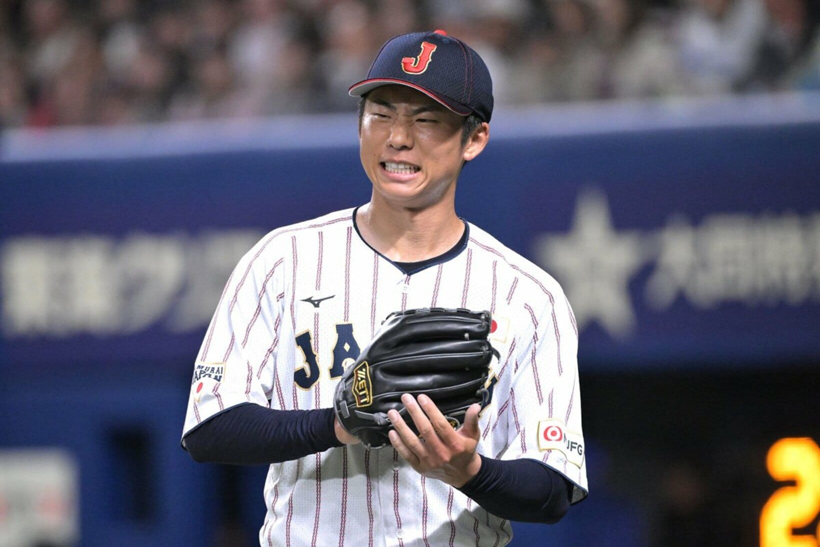 顔をゆがめる曽谷龍平