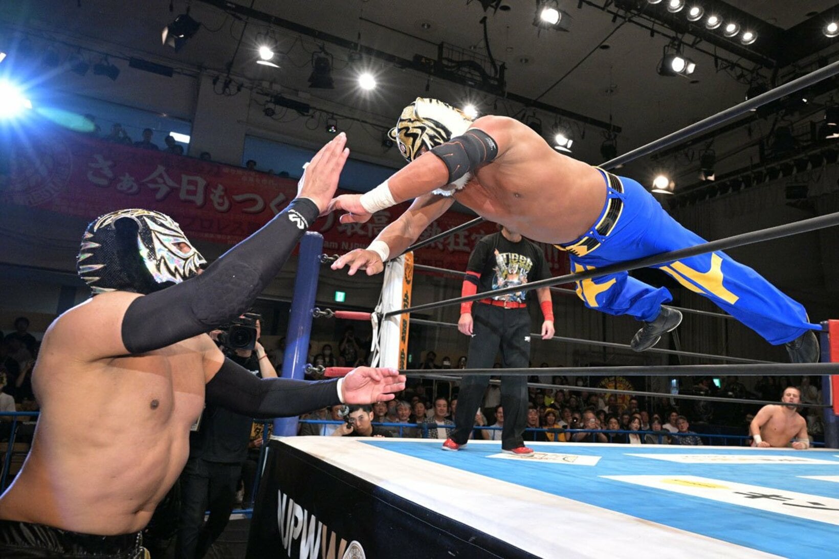 ブラック・タイガーⅣ(左)にトペ・スイシーダで飛び込むタイガーマスク
