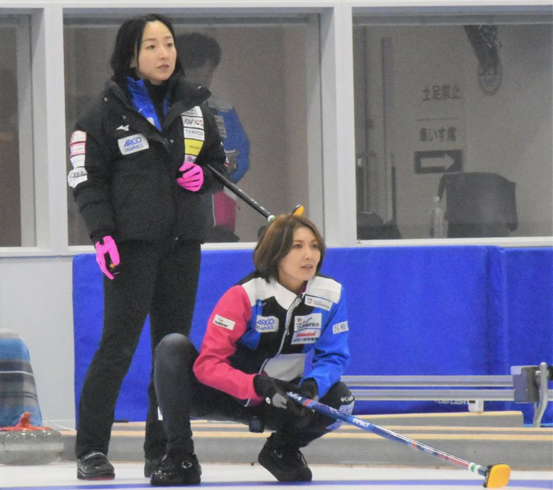 ロコ・ソラーレの藤沢五月（左）とフォルティウスの吉村紗也香