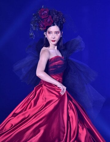 真紅のゴージャスドレス姿のエンリケ