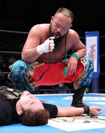  矢野（手前）に勝利し弁髪を見せつけるオーカーン