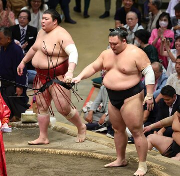 寄り切りで「勝てば初優勝」熱海富士(左)を下した朝乃山