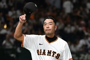 試合後、ファンにあいさつする阿部監督
