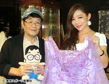 熊本復興チャリティーコンサートに出演する仲本工事（左）、三代純歌夫妻