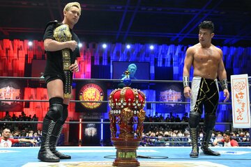 対戦が決まったオカダ・カズチカ（左）とSANADA