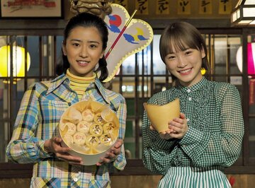  プレゼント交換した黒島結菜（左）と川栄李奈