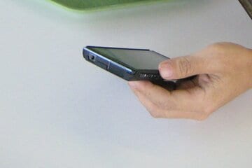 置き忘れたスマートフォンを拾うと…（写真はイメージ）