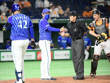  抗議するＤｅＮＡ・三浦監督(左から２人目)