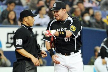 英語が堪能な丹波球審（右はブラゼル）
