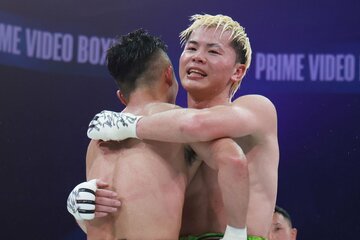 称え合う那須川天心（右）と井上拓真