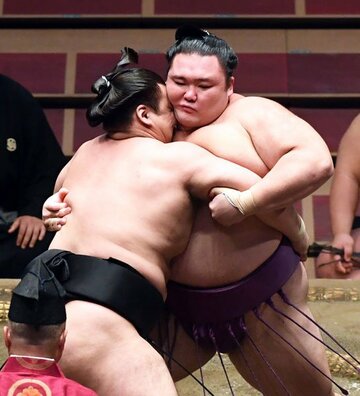  寄り切りで霧馬山に勝った朝乃山（右）