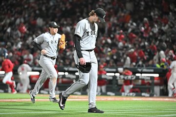 ファビアンに先制２ランを浴び肩を落とすウィットリー