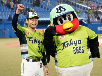  決勝打の山崎とつば九郎はガッツポーズ