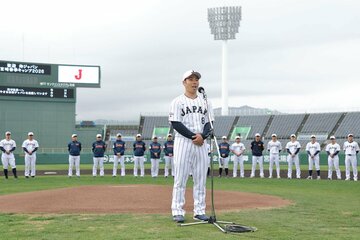 手締めのあいさつをするソフトバンク・近藤健介(手前)