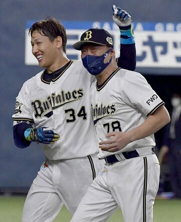  サヨナラ打の吉田正と喜びを爆発させたオリックス・中嶋監督（東スポWeb）