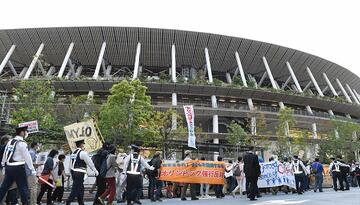  国立競技場周辺では大規模な反五輪デモが行われた