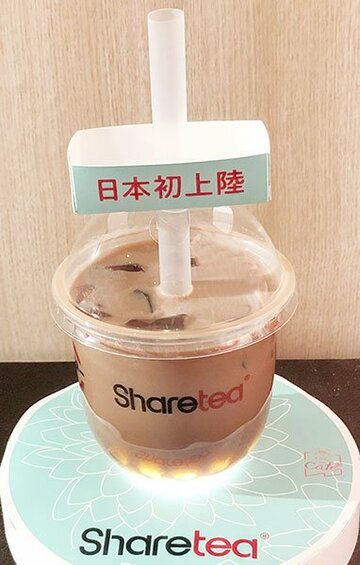  スシローの「光るゴールデン『タピオカミルクティー』」（実際は自分でスマホのライトをかざす）
