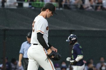 ３回、山田（右）に本塁打を浴び肩を落とす巨人・グリフィン