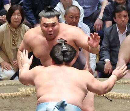 琴勝峰（手前）を下し首位を守った霧島