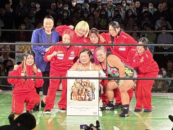 優宇(中)を仙女の仲間たちと囲む橋本千紘(前列右)