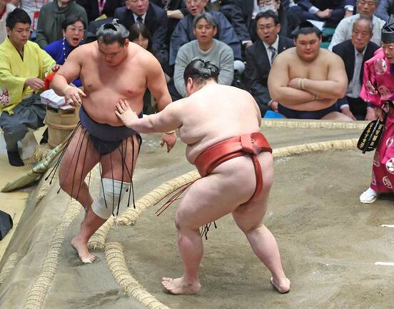 熱海富士（右）に押し出しされた豊昇龍