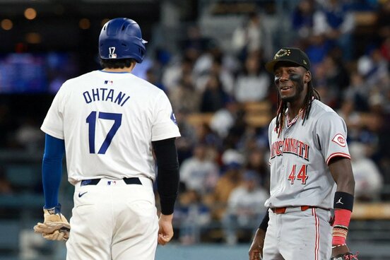 デラクルス(右)と話す大谷(ロイター=USA TODAY Sports)