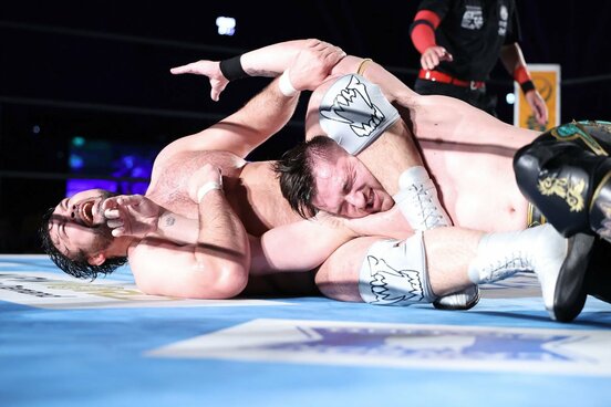 逆三角絞めでカラム・ニューマンを沈めたウルフアロン