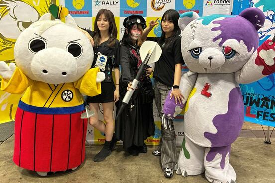 左からダーツキャラクター・うまの助、實近、ペロリナ、花宮、同キャラのダートベア