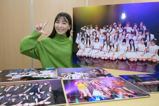 歴代LinQ写真パネルの前でLinQポーズを決める上原あさみ