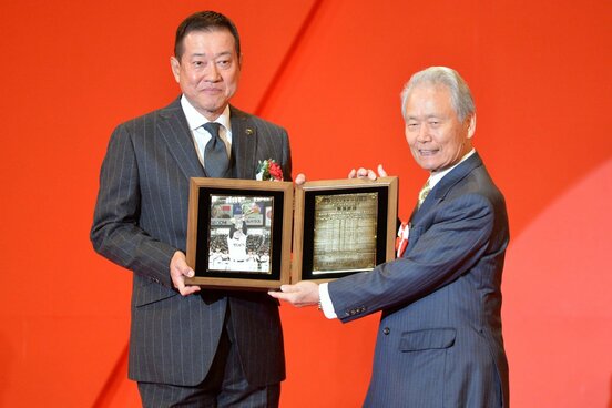 榊原コミッショナー(右)から記念パネルを贈られた巨人・原前監督