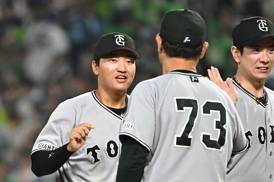 試合に勝利し笹原(左)とハイタッチする橋上監督代行(中央)
