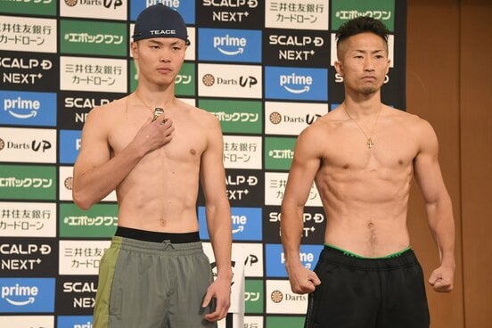 前日計量を終えた那須川天心（左）と井上拓真