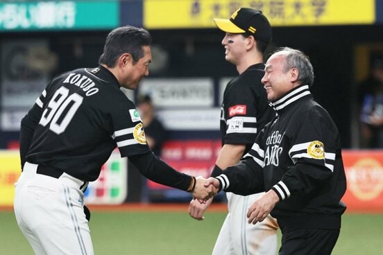 優勝を決めた17日、駆け付けた孫オーナー(右)と握手するソフトバンク・小久保監督