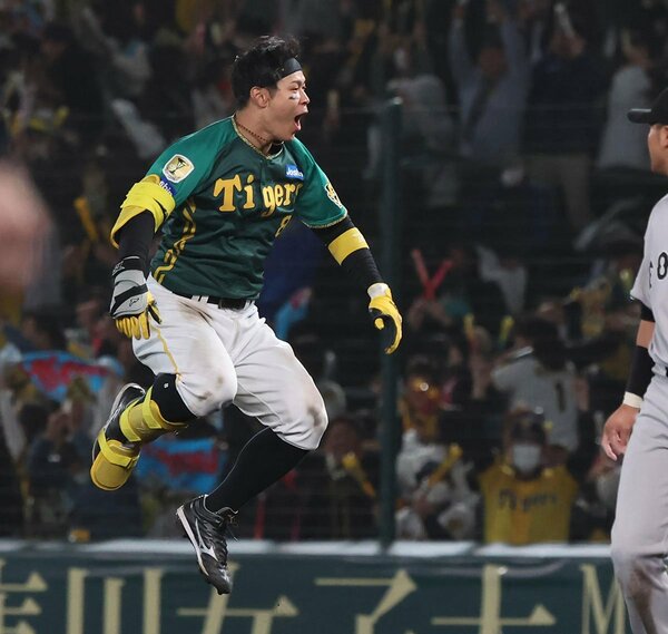 サヨナラ打の佐藤輝はジャンプして喜びを表現