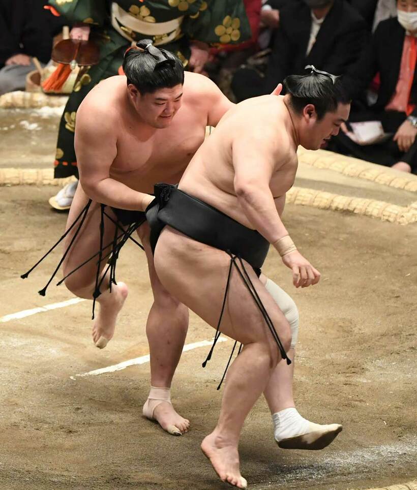  隠岐の海を押し出し勝ち越しを決めた阿炎（東スポＷｅｂ）