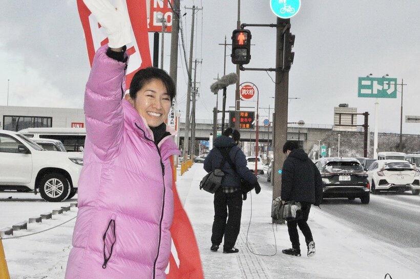 石巻市内で当選後初の辻立ちを行った自民・森下千里氏
