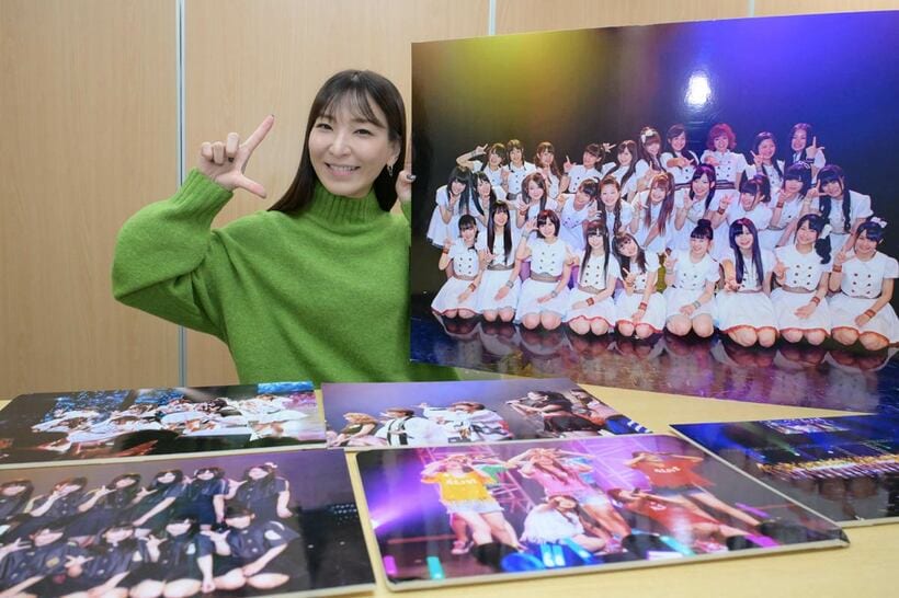 歴代LinQ写真パネルの前でLinQポーズを決める上原あさみ