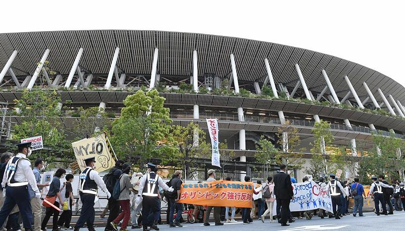  国立競技場周辺では大規模な反五輪デモが行われた