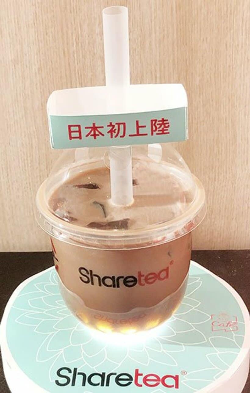  スシローの「光るゴールデン『タピオカミルクティー』」（実際は自分でスマホのライトをかざす）