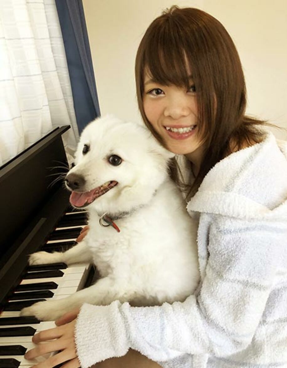  岩谷は自宅で、愛犬の日本スピッツとピアノを演奏（Ｃ）スターダム