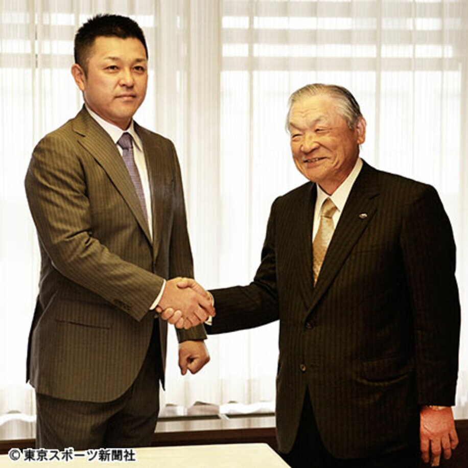 谷繁兼任監督（左）と握手をかわす白井オーナー