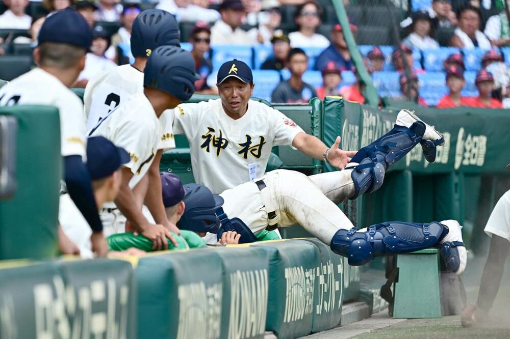 キャッチャーフライを捕球しようとベンチに突っ込んだ神村学園・山本瞬