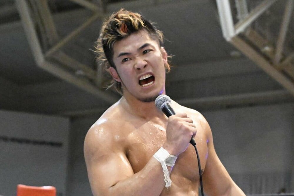 マイクを握る上村優也